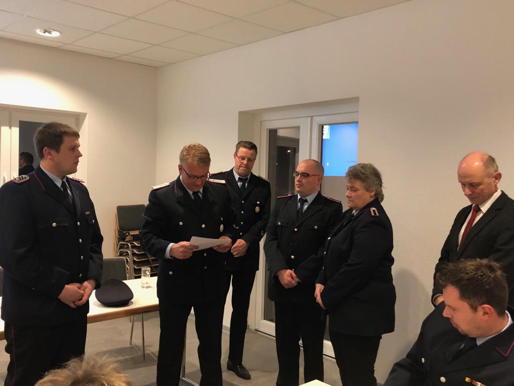 Beförderung der Kameradin Ira Knoke zur Oberfeuerwehrfrau und des Kamerad Bastian Klages zum Oberfeuerwehrmann